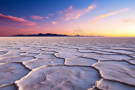 夕阳下的盐湖图片