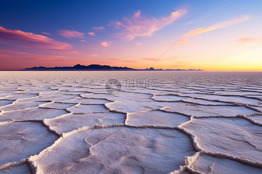 夕阳下的盐湖图片
