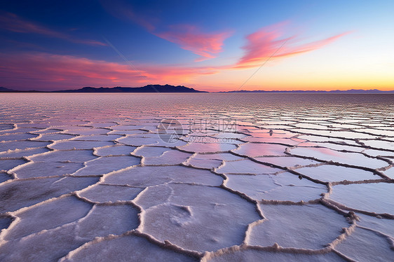 白色盐湖上的晨光图片