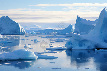 冰山群在海中漂浮图片
