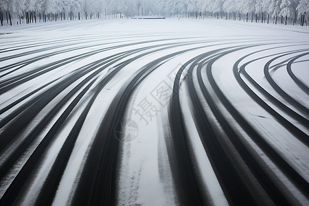 积雪道路上的车印高清图片