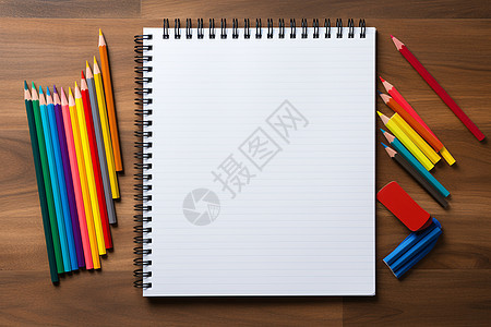 桌子上的笔记本和彩笔图片