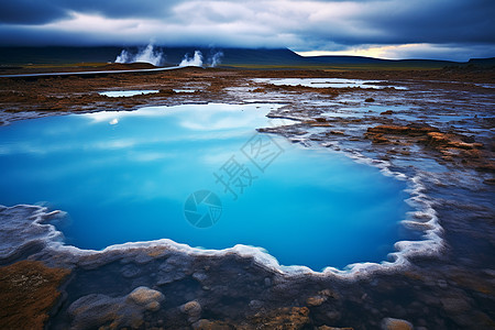自然的蓝色温泉图片