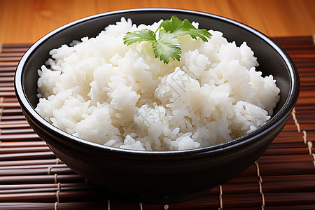 一碗健康的米饭摆在竹席上图片