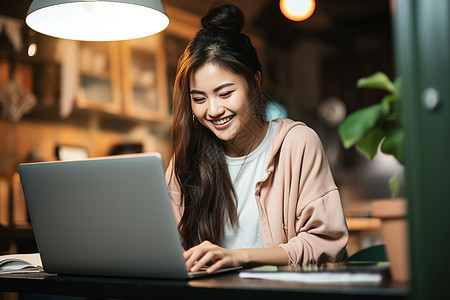 温柔微笑的办公室女孩图片