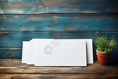 木桌上的白纸图片