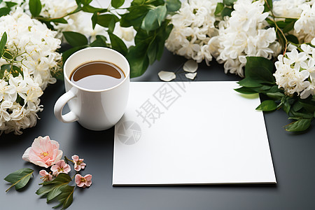 桌上的一杯咖啡和白纸图片
