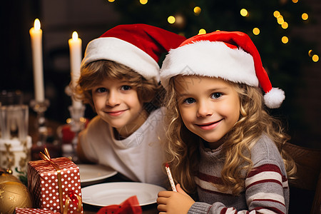 圣诞节饭桌上的欢乐孩子高清图片