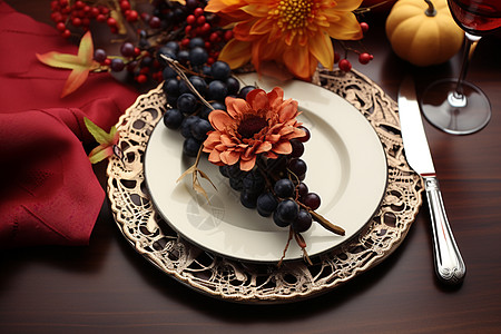 餐桌上的餐具和葡萄图片