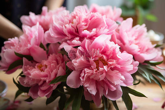 花瓶中的粉色花朵图片