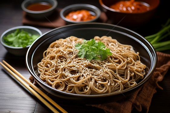 精致摆盘的红烧牛肉荞麦面图片