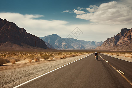 崎岖道路上孤独骑行的骑行者图片