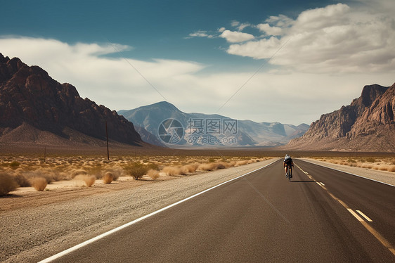 崎岖道路上孤独骑行的骑行者图片