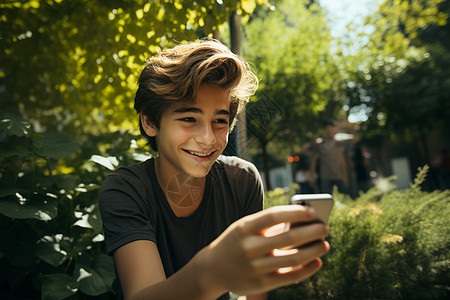 男孩在公园玩手机图片