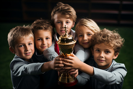 一群孩子手持奖杯背景图片
