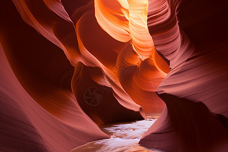红色峡谷中流水与岩石壮美无比图片