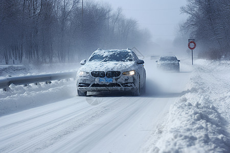 森林公路雪地上的汽车背景