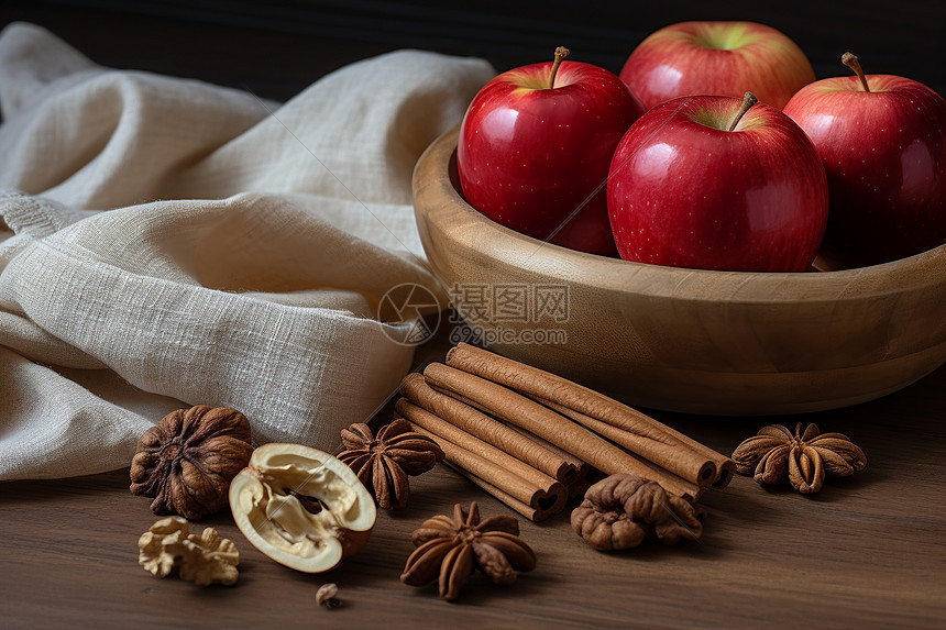 桌子上的苹果和桂皮图片