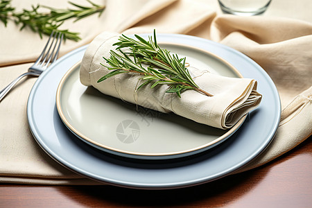 白色餐巾装饰的盘子高清图片
