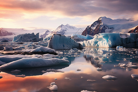 夕阳下漂浮的冰山图片