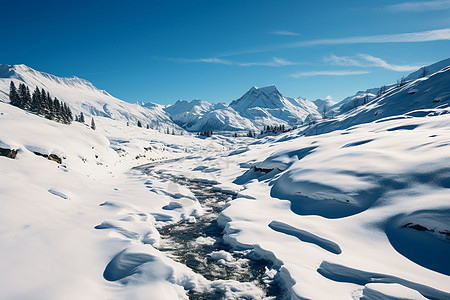 白雪覆盖的山脉图片