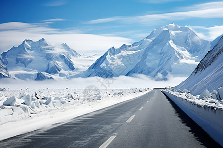 冰雪覆盖的高山公路图片