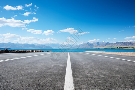 蓝天下开阔的公路背景图片