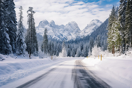 雪地森林冰雪覆盖的山路背景