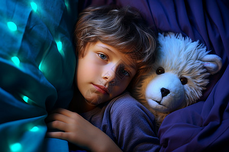 抱着泰迪熊睡觉的男孩图片