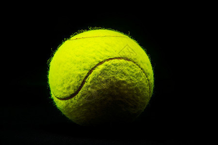 网球球在黑色背景上图片