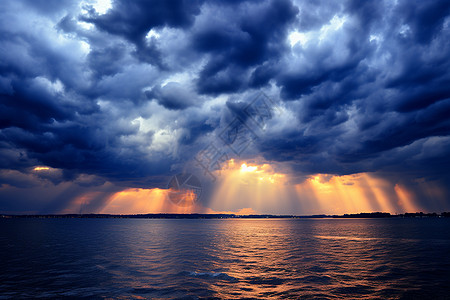 阳光透过云间投射在湖面上高清图片