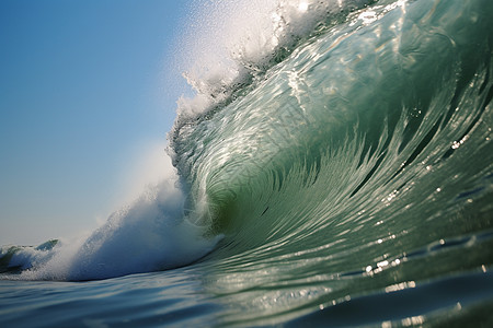 阳光下汹涌的海浪图片