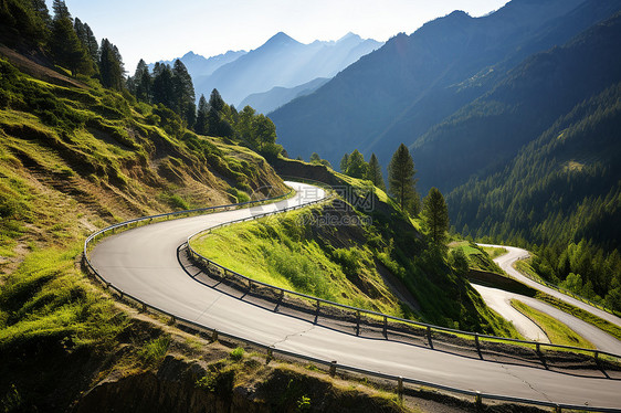 蜿蜒的山间公路图片