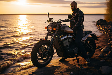男人坐在摩托车上背景图片
