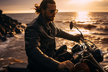 海滩上的摩托骑士图片