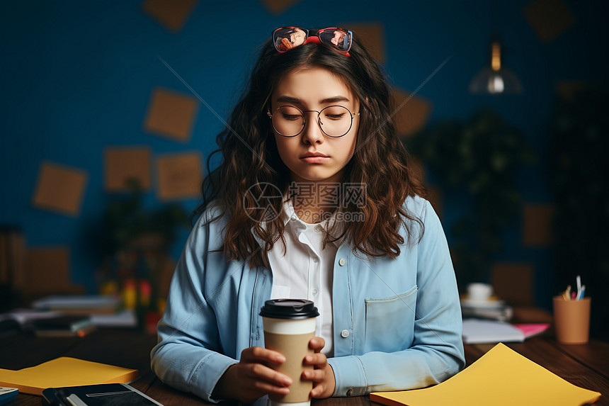 疲惫不堪的女孩图片