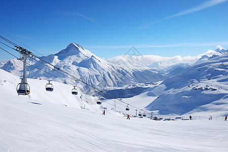 雪山中的滑雪场图片