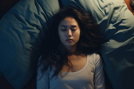 深夜睡眠的女子图片