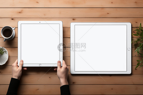 两台平板电脑在木桌上图片