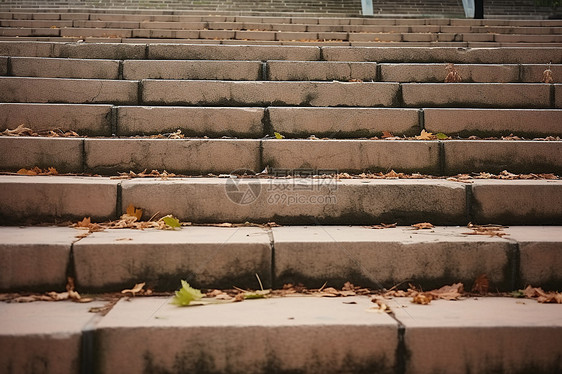 秋季荒凉公园中的石阶图片