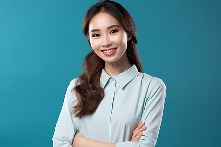 自信微笑的亚洲商业女性图片