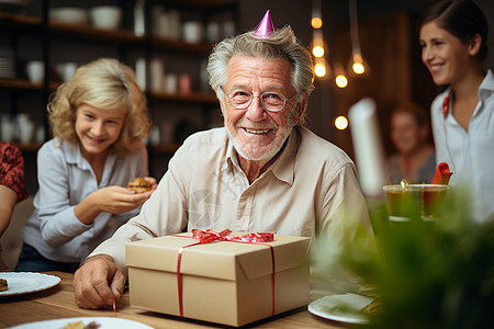 戴着生日帽子的男士图片