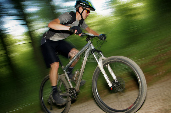 森林中骑自行车的男人图片