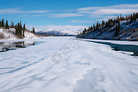 冬季白雪覆盖的山谷湖泊景观图片