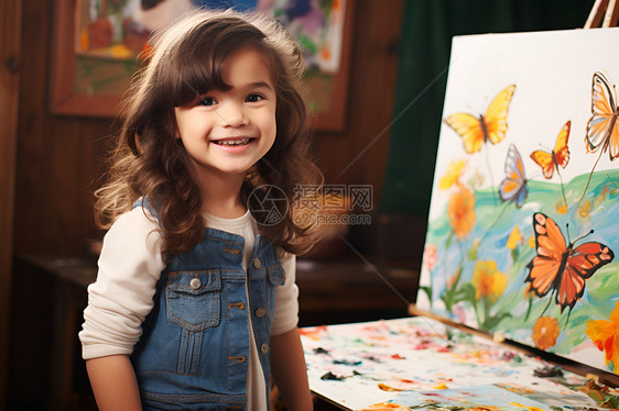 画板前的小女孩图片