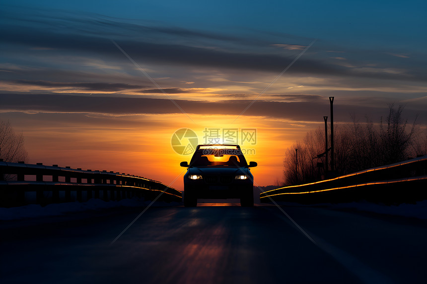 一辆车驶过道路图片