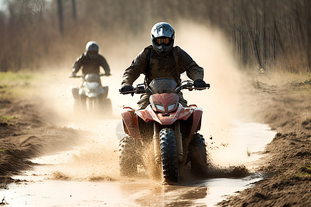 摩托车穿越泥泞图片