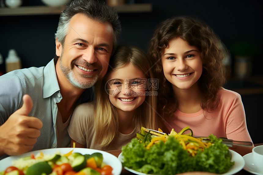 共享美食的一家人图片