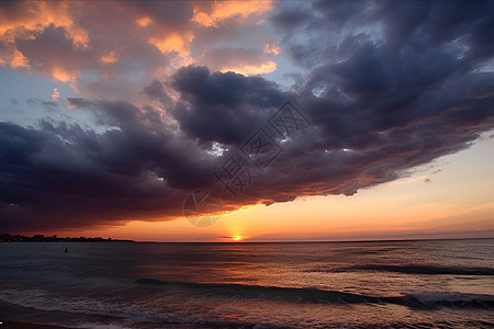 夕阳下的海岸景色图片