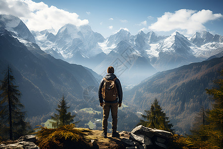 成功攀登的登山者图片